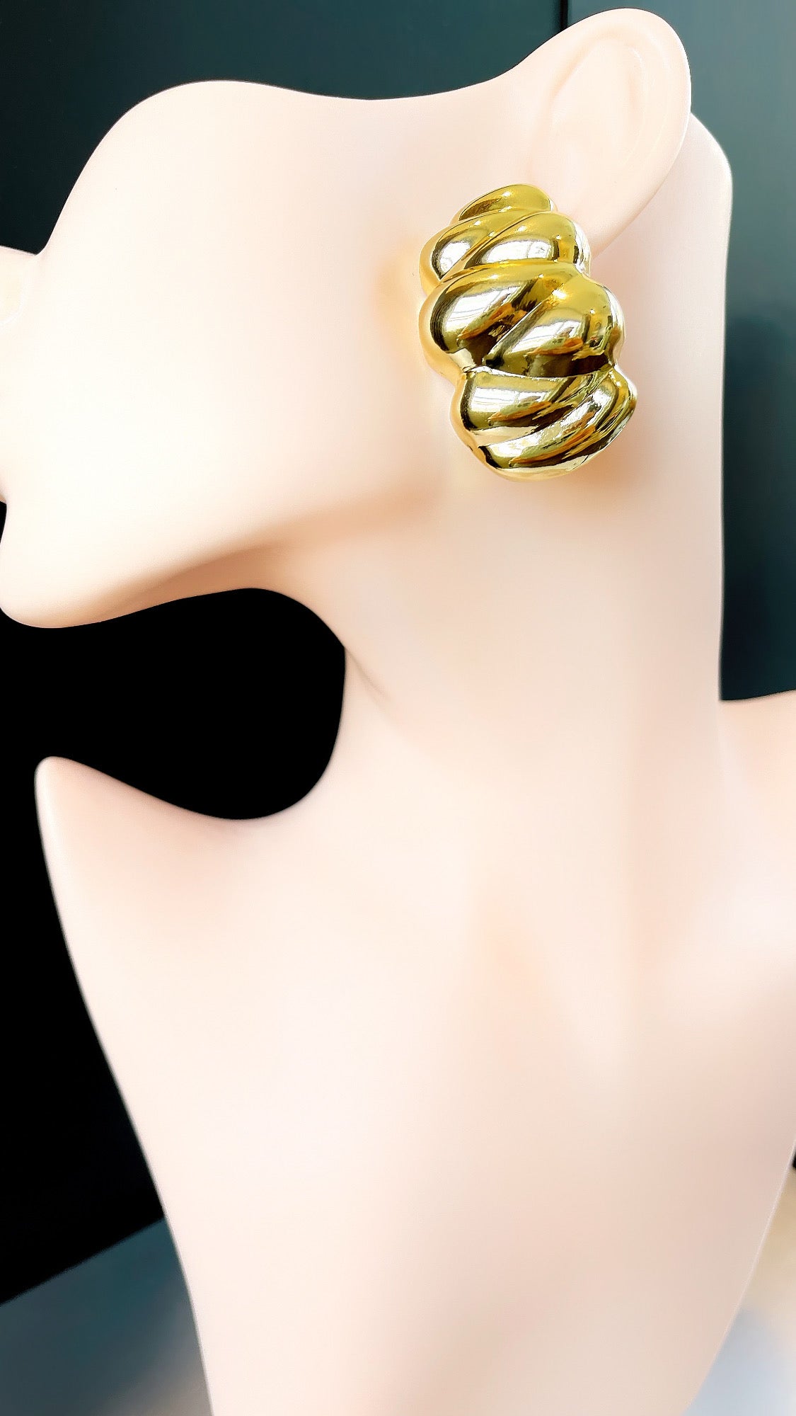 Maxi Croissant Earring