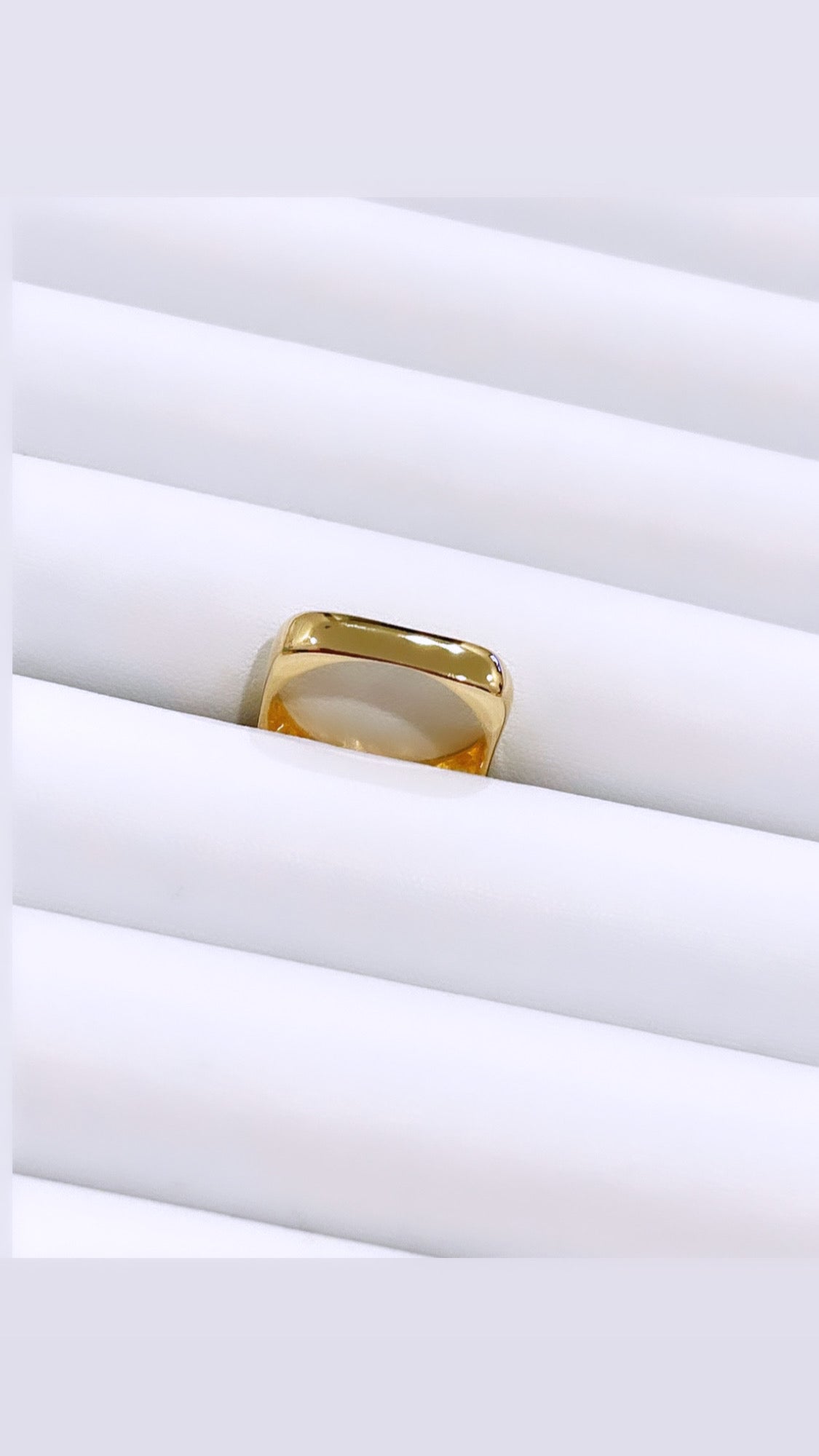 Glossy Squared Ring