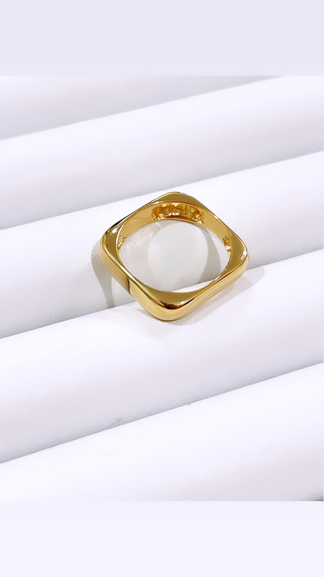 Glossy Squared Ring