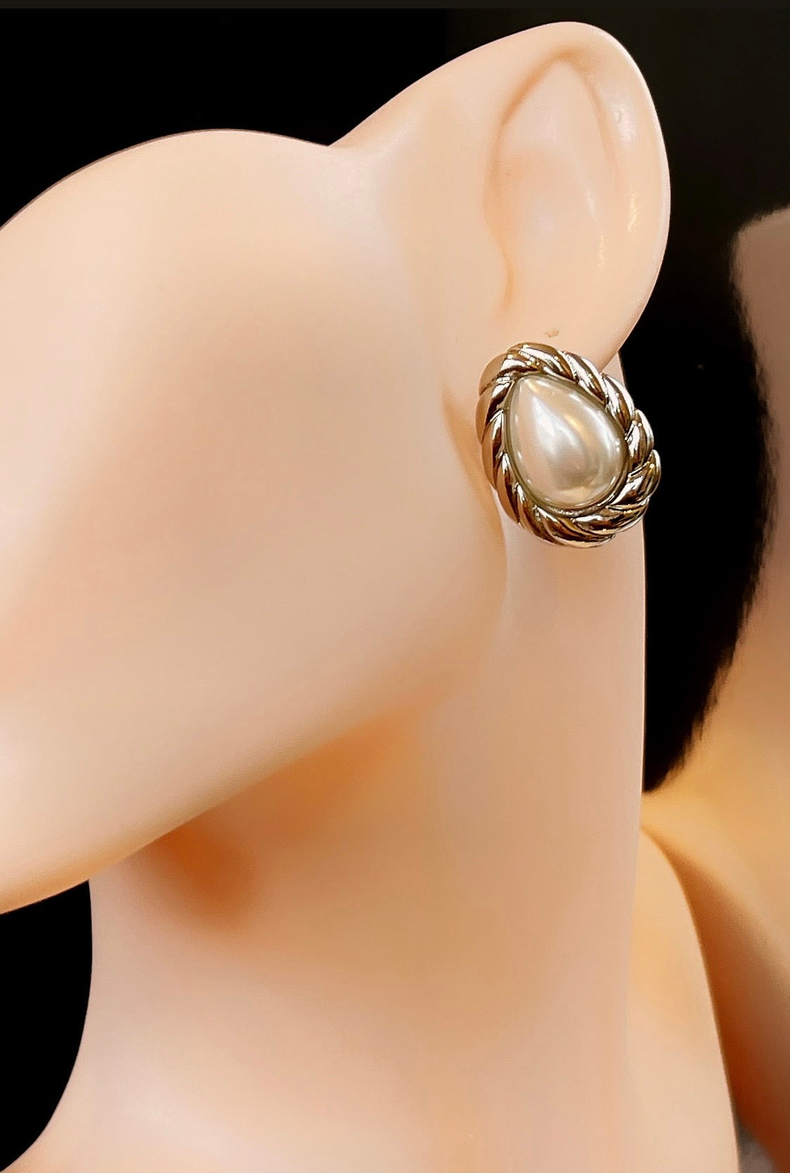 Droplet Pearl Framed Button Earring