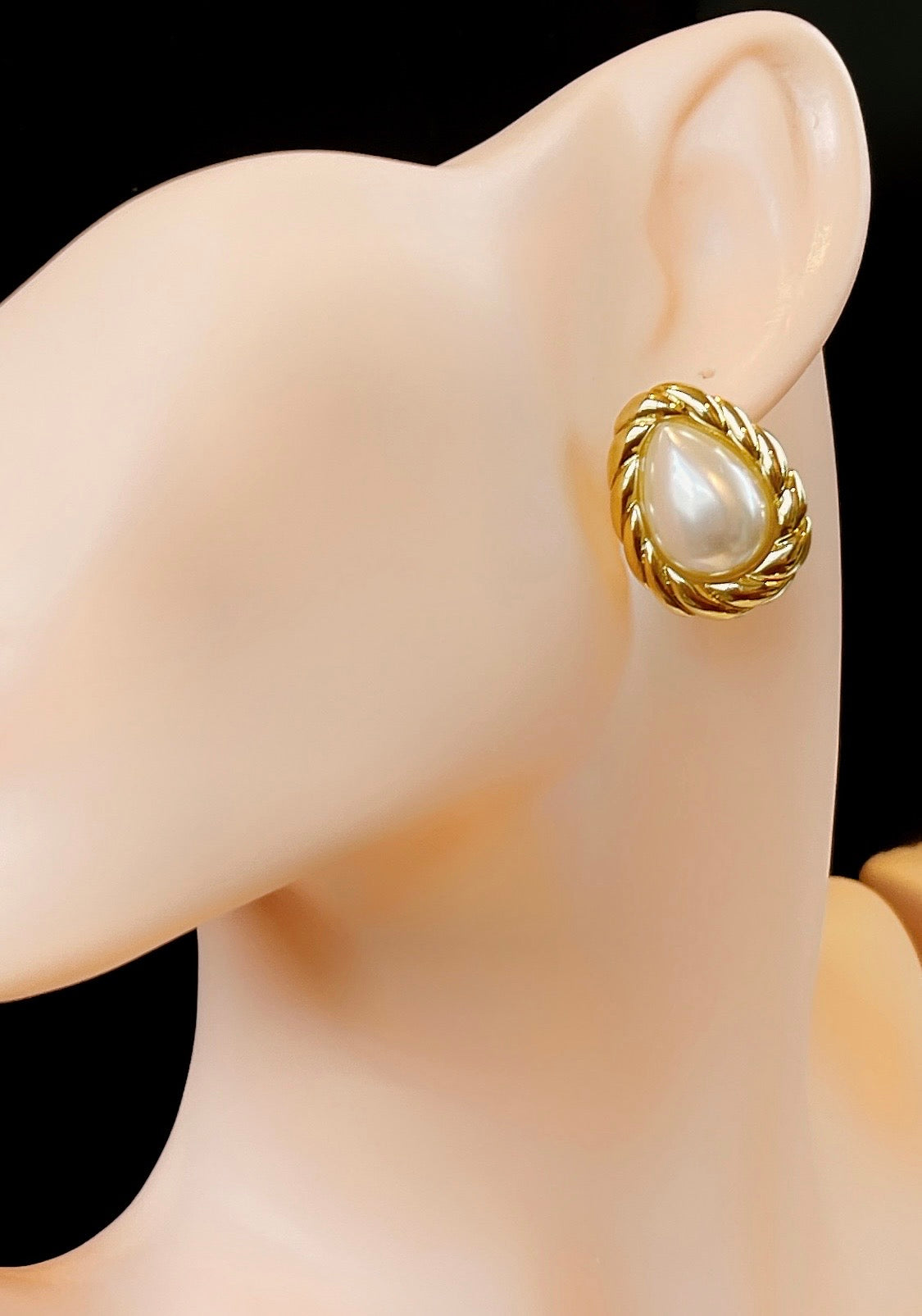 Droplet Pearl Framed Button Earring