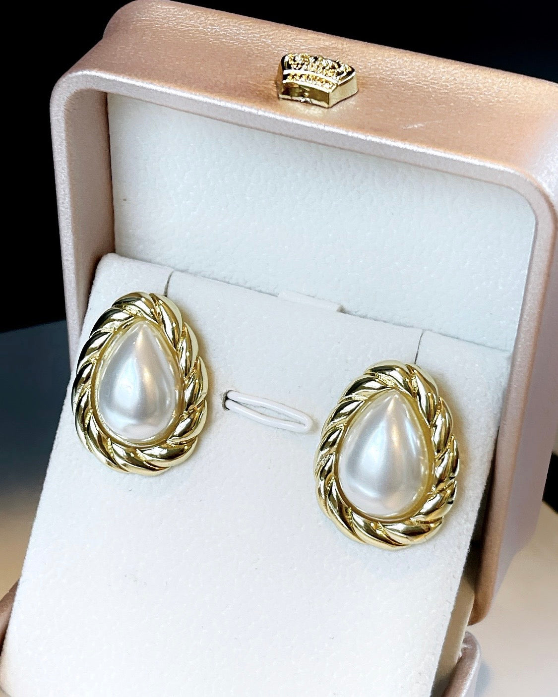 Droplet Pearl Framed Button Earring