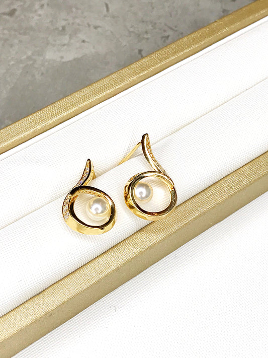 Music Note Pearl Earring